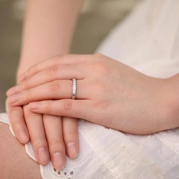 Elegant Silver Titanium Women's Ring - Picture 2 of 2